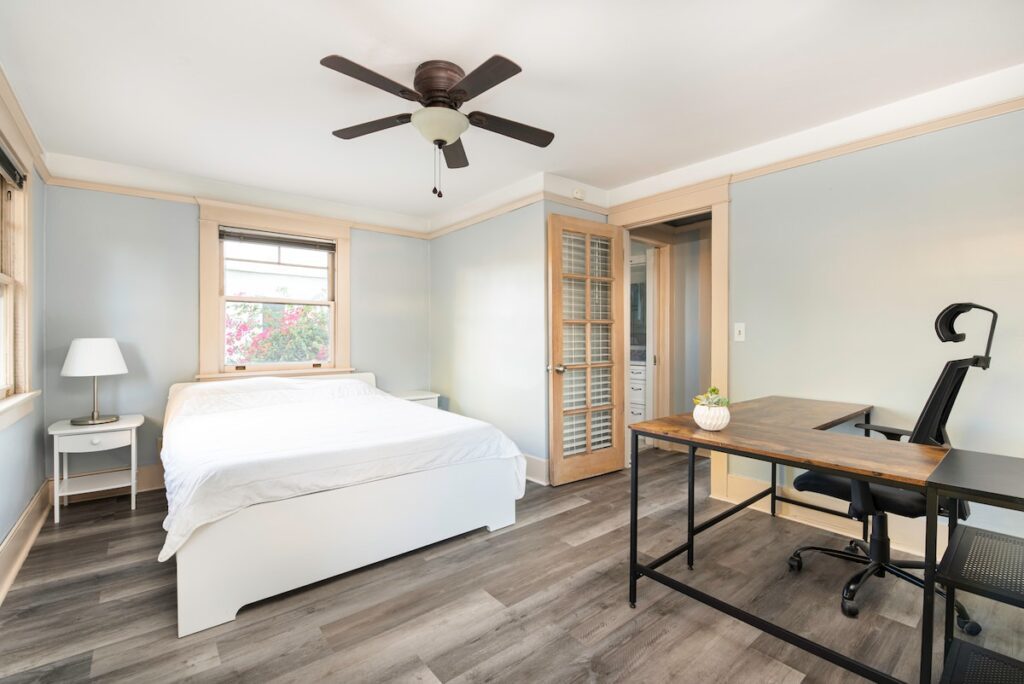 0f47b274-8047-477a-a65e-1e74028269e8 Bedroom with office space