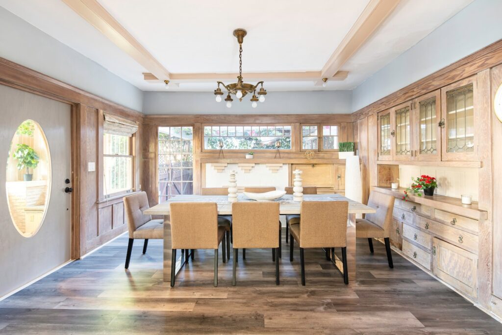 6516d51c-8fcb-4237-99e7-30a460cd9d31 Brightly lit and spacious dining room